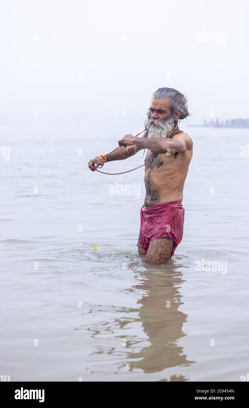 Mahakumbh, groupe de sadhu saints et de dévots marchant vers le fleuve ganga à sangam pour prendre le bain sacré pendant le sankranti makar à mahakumbh. Banque D'Images