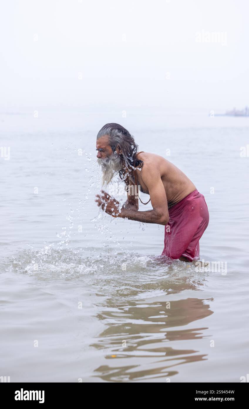Mahakumbh, groupe de sadhu saints et de dévots marchant vers le fleuve ganga à sangam pour prendre le bain sacré pendant le sankranti makar à mahakumbh. Banque D'Images