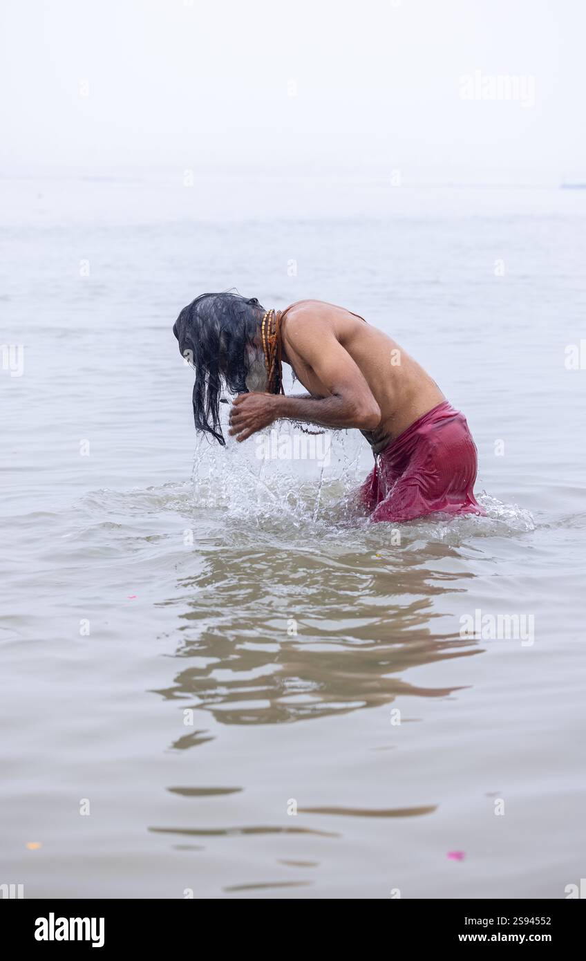 Mahakumbh, groupe de sadhu saints et de dévots marchant vers le fleuve ganga à sangam pour prendre le bain sacré pendant le sankranti makar à mahakumbh. Banque D'Images