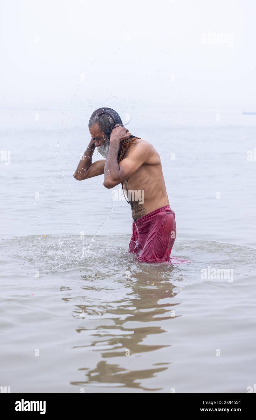 Mahakumbh, groupe de sadhu saints et de dévots marchant vers le fleuve ganga à sangam pour prendre le bain sacré pendant le sankranti makar à mahakumbh. Banque D'Images