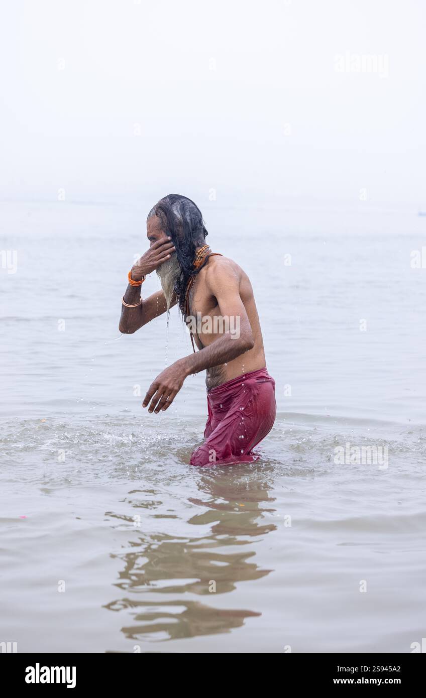 Mahakumbh, groupe de sadhu saints et de dévots marchant vers le fleuve ganga à sangam pour prendre le bain sacré pendant le sankranti makar à mahakumbh. Banque D'Images