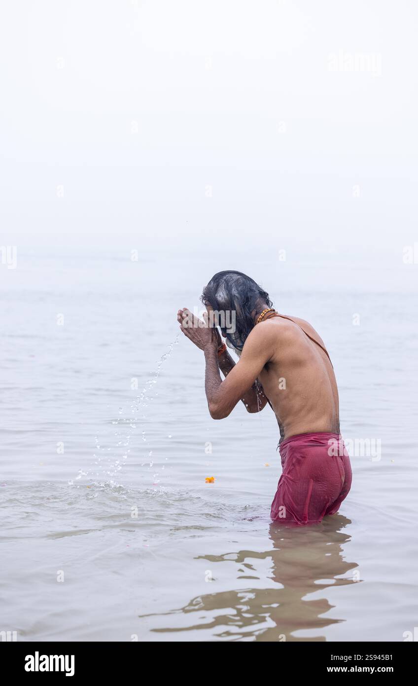 Mahakumbh, groupe de sadhu saints et de dévots marchant vers le fleuve ganga à sangam pour prendre le bain sacré pendant le sankranti makar à mahakumbh. Banque D'Images