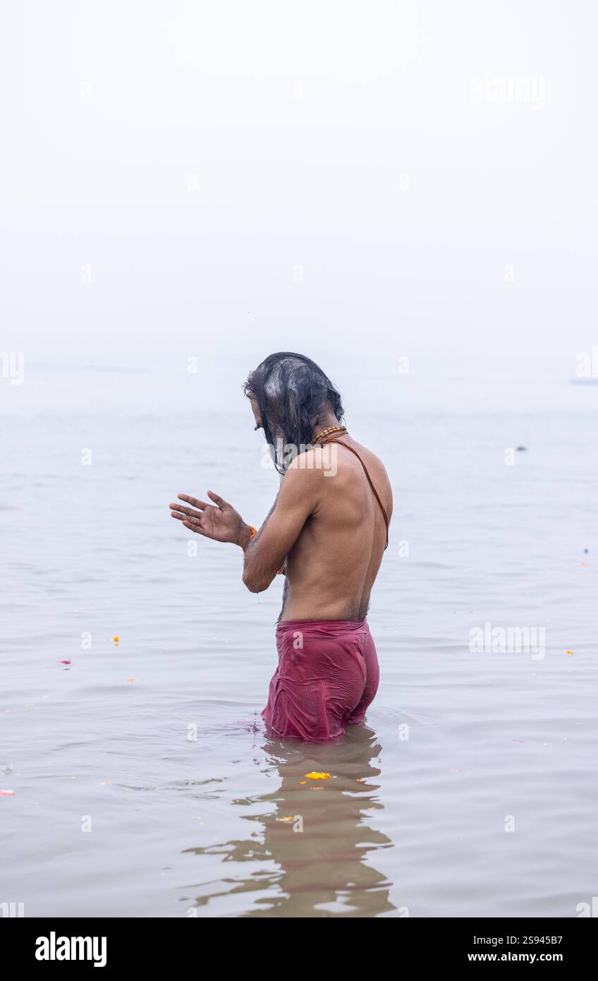 Mahakumbh, groupe de sadhu saints et de dévots marchant vers le fleuve ganga à sangam pour prendre le bain sacré pendant le sankranti makar à mahakumbh. Banque D'Images