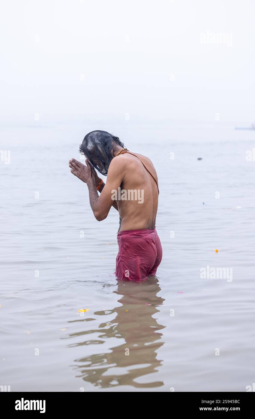 Mahakumbh, groupe de sadhu saints et de dévots marchant vers le fleuve ganga à sangam pour prendre le bain sacré pendant le sankranti makar à mahakumbh. Banque D'Images
