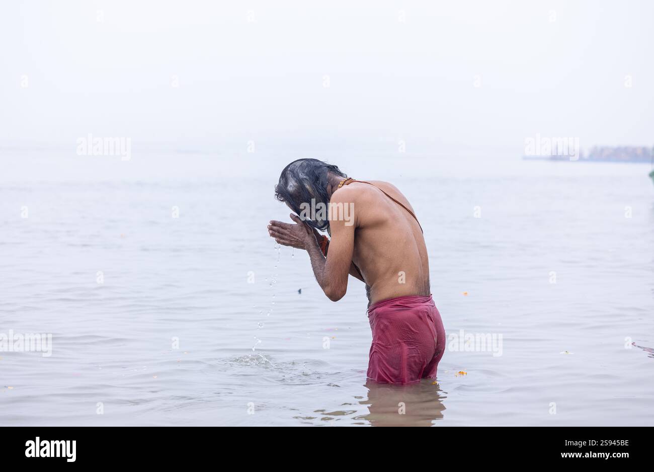 Mahakumbh, groupe de sadhu saints et de dévots marchant vers le fleuve ganga à sangam pour prendre le bain sacré pendant le sankranti makar à mahakumbh. Banque D'Images