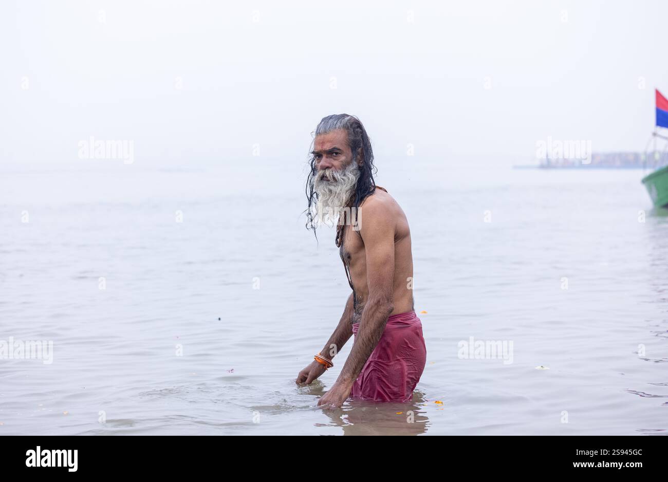 Mahakumbh, groupe de sadhu saints et de dévots marchant vers le fleuve ganga à sangam pour prendre le bain sacré pendant le sankranti makar à mahakumbh. Banque D'Images