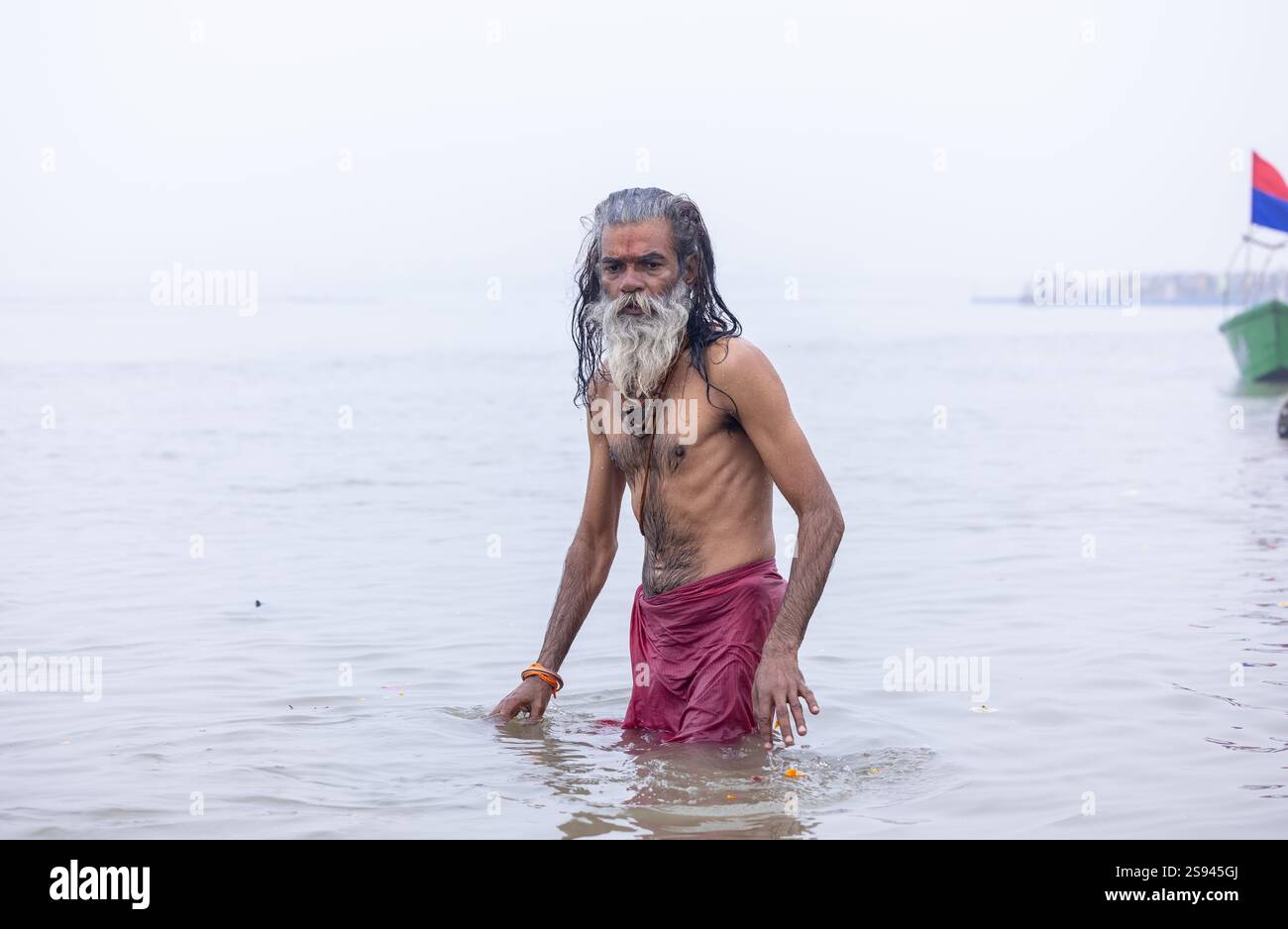 Mahakumbh, groupe de sadhu saints et de dévots marchant vers le fleuve ganga à sangam pour prendre le bain sacré pendant le sankranti makar à mahakumbh. Banque D'Images
