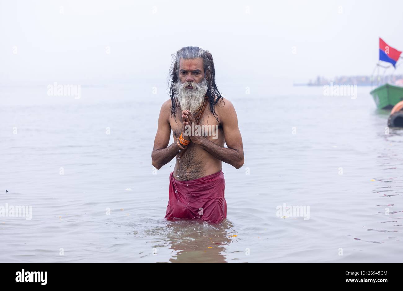 Mahakumbh, groupe de sadhu saints et de dévots marchant vers le fleuve ganga à sangam pour prendre le bain sacré pendant le sankranti makar à mahakumbh. Banque D'Images