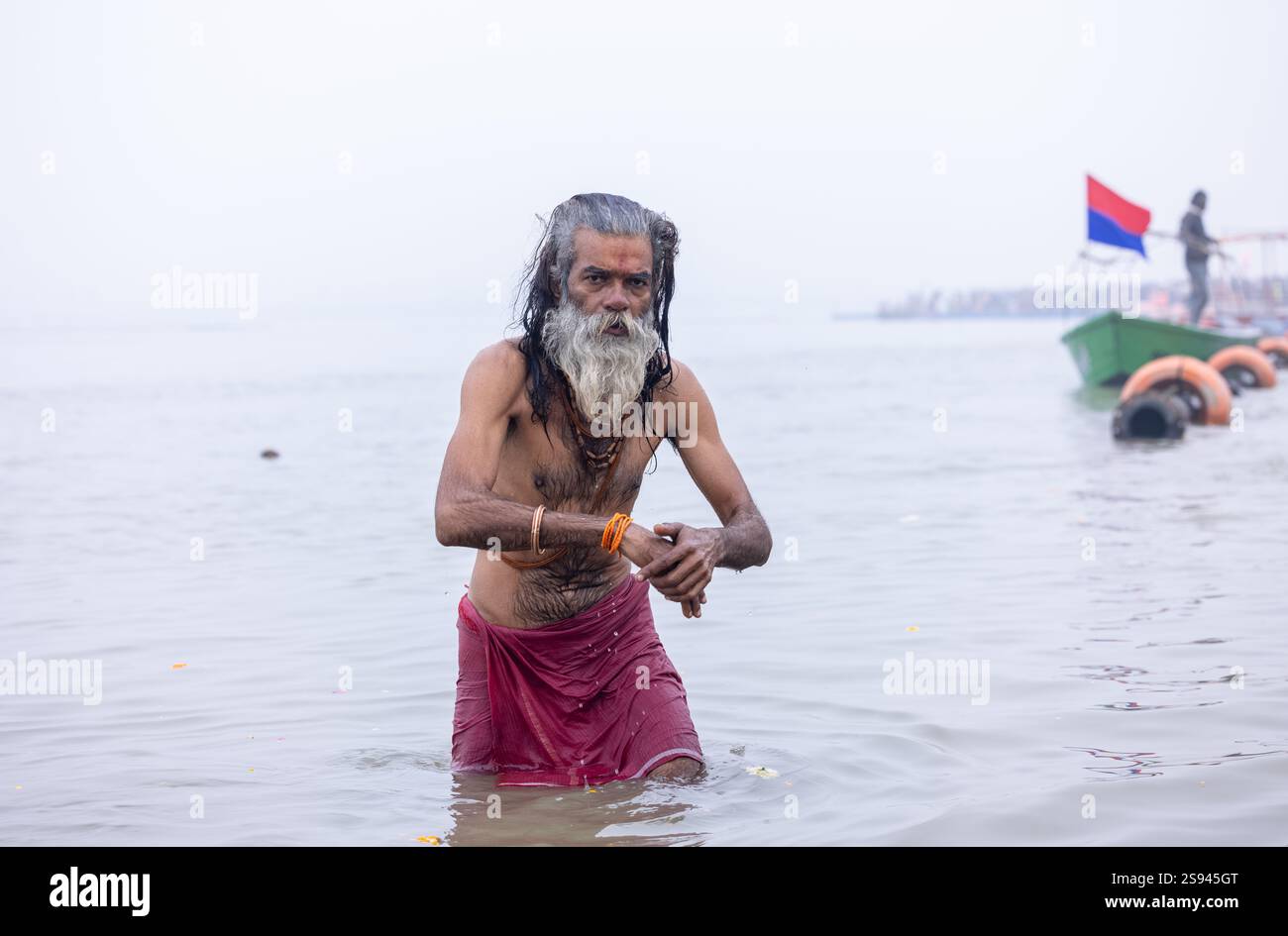 Mahakumbh, groupe de sadhu saints et de dévots marchant vers le fleuve ganga à sangam pour prendre le bain sacré pendant le sankranti makar à mahakumbh. Banque D'Images
