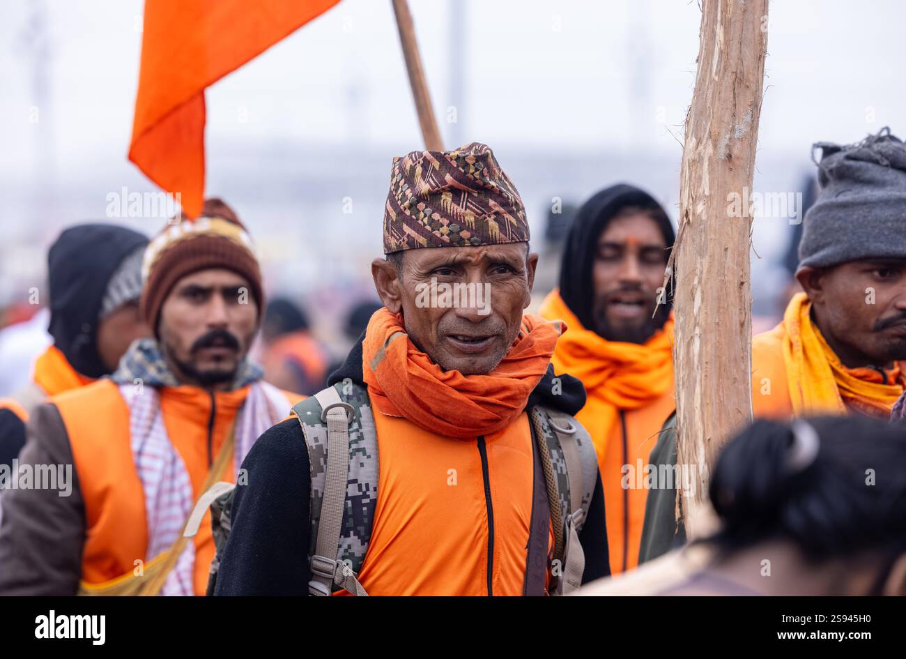 Mahakumbh, groupe de sadhu saints et de dévots marchant vers le fleuve ganga à sangam pour prendre le bain sacré pendant le sankranti makar à mahakumbh. Banque D'Images
