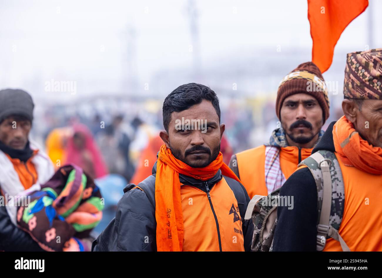 Mahakumbh, groupe de sadhu saints et de dévots marchant vers le fleuve ganga à sangam pour prendre le bain sacré pendant le sankranti makar à mahakumbh. Banque D'Images