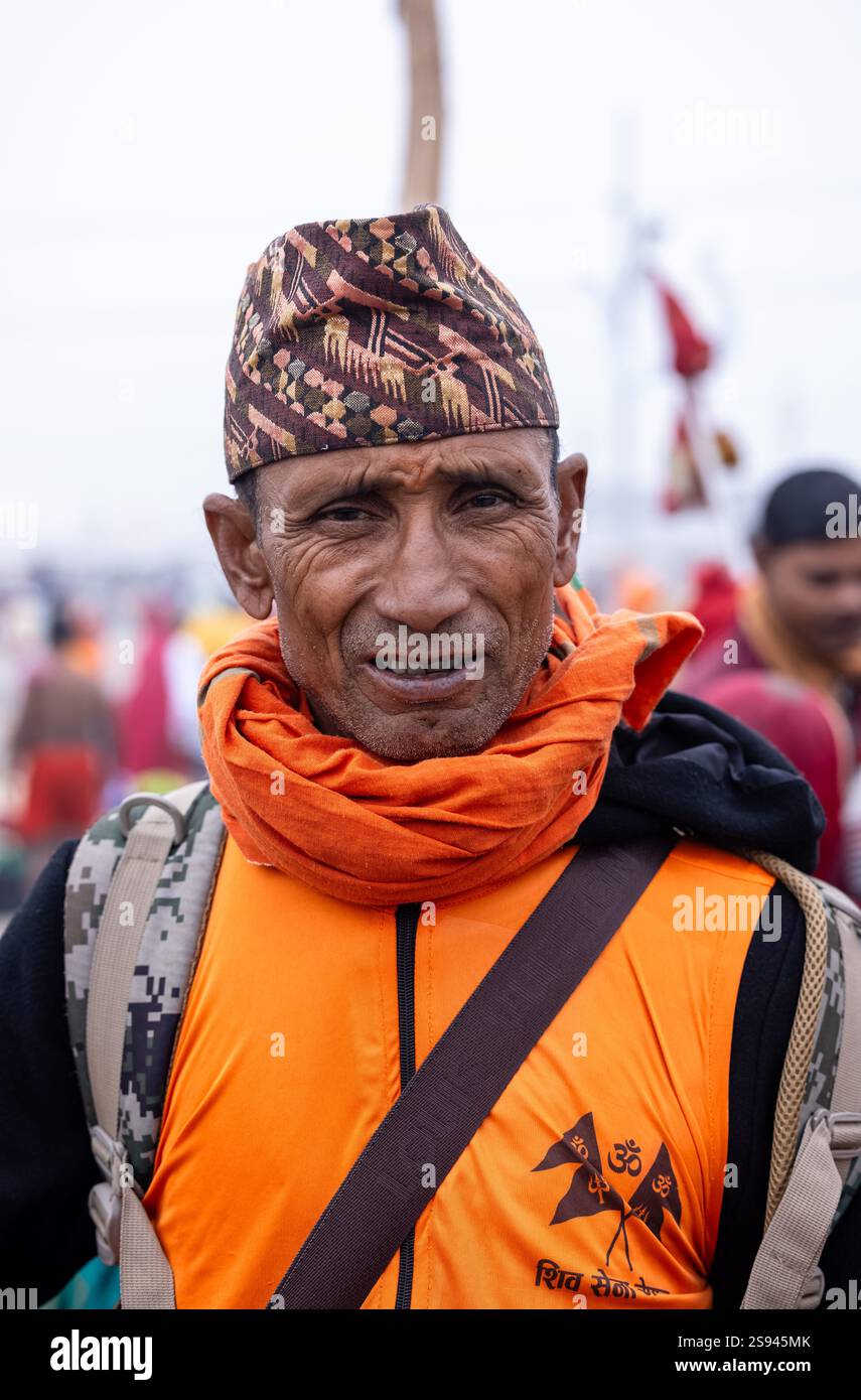 Mahakumbh, groupe de sadhu saints et de dévots marchant vers le fleuve ganga à sangam pour prendre le bain sacré pendant le sankranti makar à mahakumbh. Banque D'Images