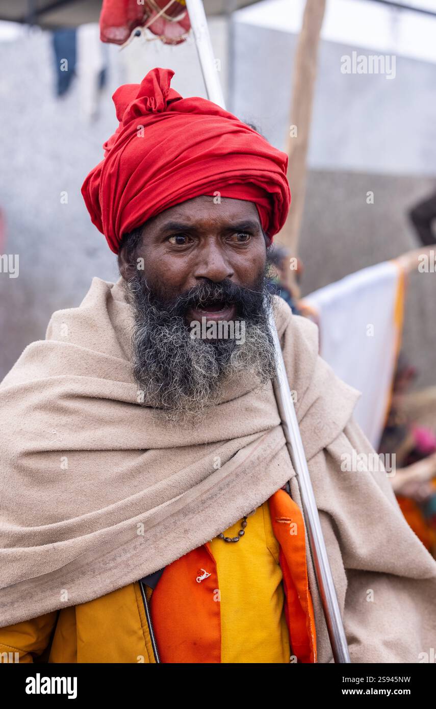 Mahakumbh, groupe de sadhu saints et de dévots marchant vers le fleuve ganga à sangam pour prendre le bain sacré pendant le sankranti makar à mahakumbh. Banque D'Images