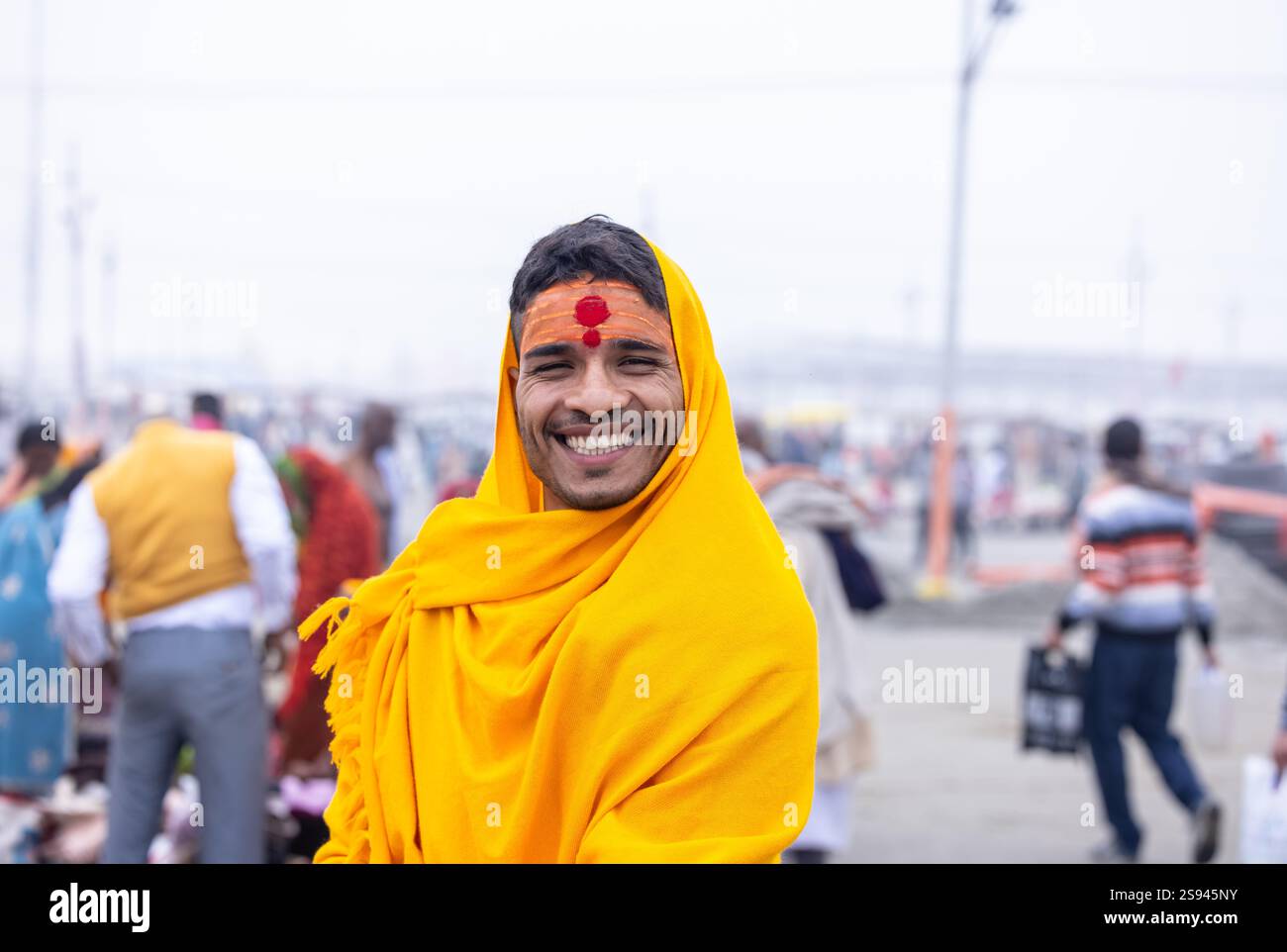 Mahakumbh, groupe de sadhu saints et de dévots marchant vers le fleuve ganga à sangam pour prendre le bain sacré pendant le sankranti makar à mahakumbh. Banque D'Images