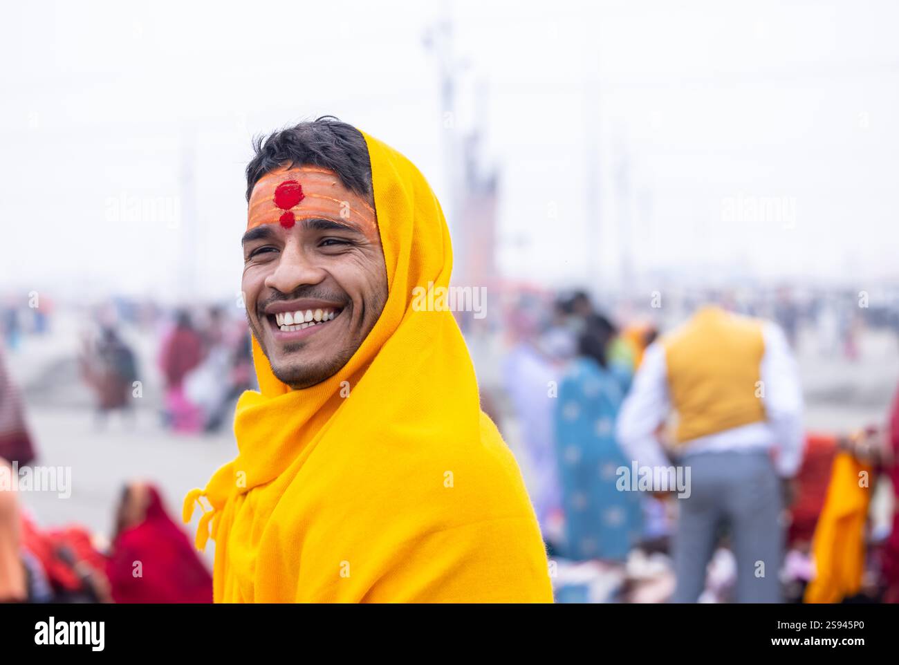 Mahakumbh, groupe de sadhu saints et de dévots marchant vers le fleuve ganga à sangam pour prendre le bain sacré pendant le sankranti makar à mahakumbh. Banque D'Images