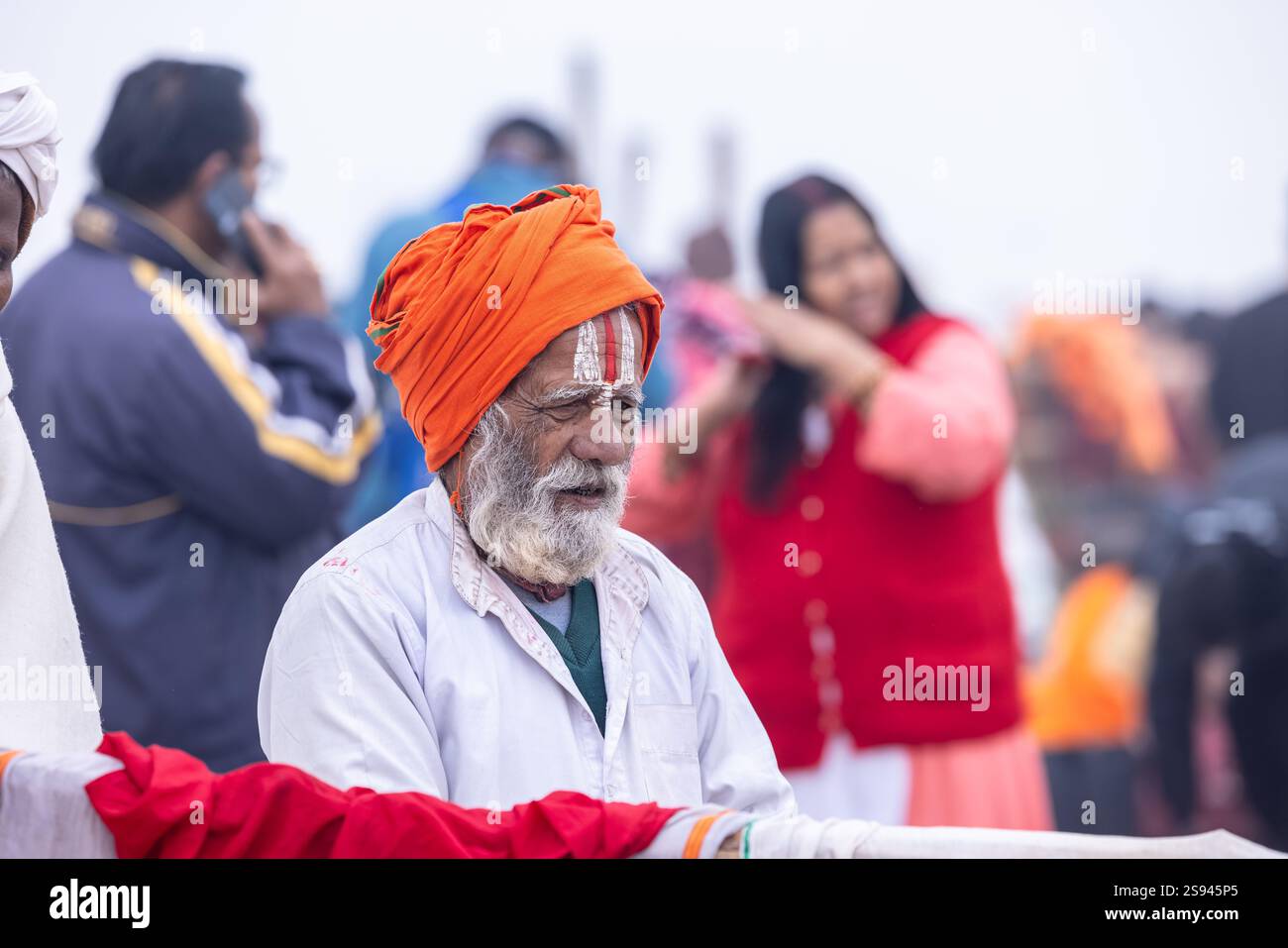 Mahakumbh, groupe de sadhu saints et de dévots marchant vers le fleuve ganga à sangam pour prendre le bain sacré pendant le sankranti makar à mahakumbh. Banque D'Images
