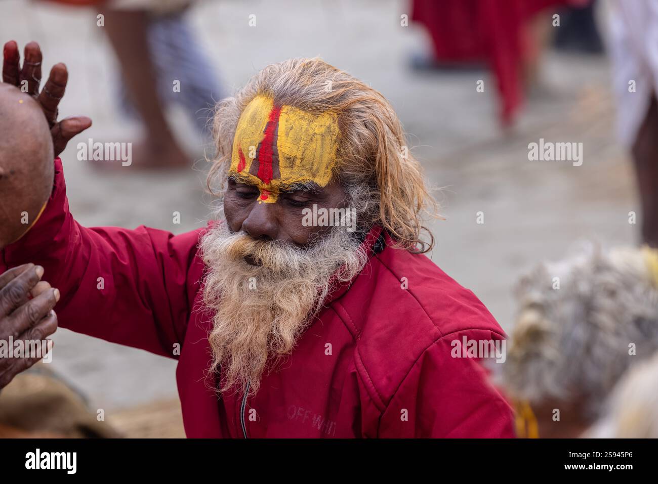 Mahakumbh, groupe de sadhu saints et de dévots marchant vers le fleuve ganga à sangam pour prendre le bain sacré pendant le sankranti makar à mahakumbh. Banque D'Images