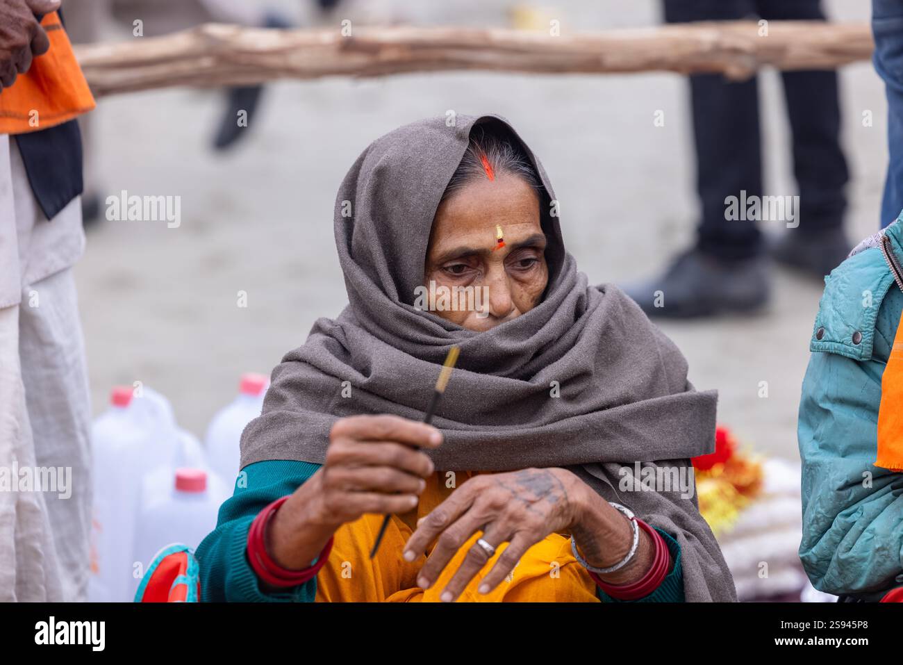 Mahakumbh, groupe de sadhu saints et de dévots marchant vers le fleuve ganga à sangam pour prendre le bain sacré pendant le sankranti makar à mahakumbh. Banque D'Images