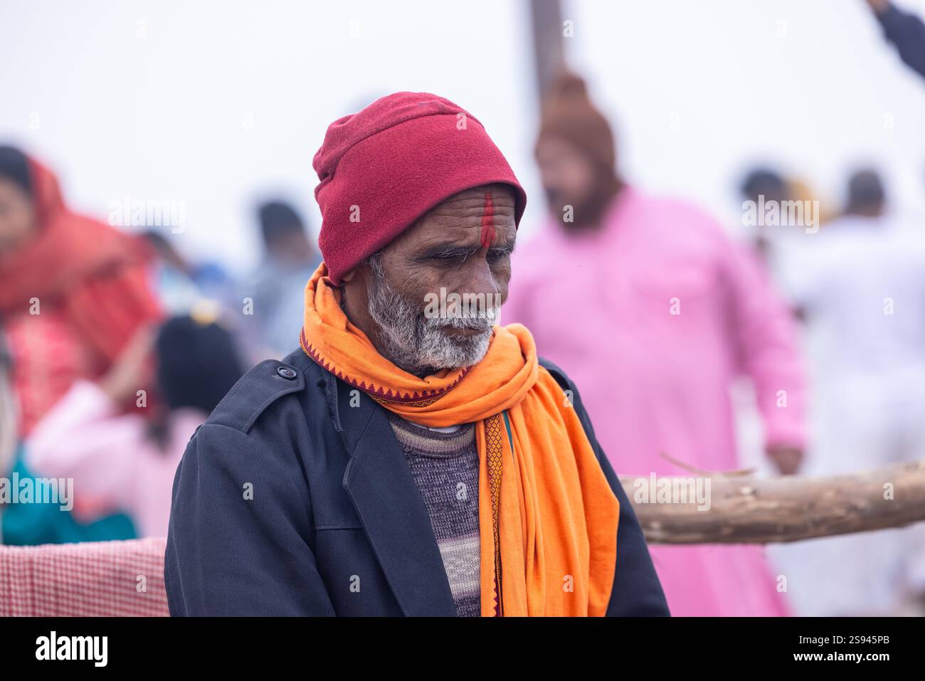 Mahakumbh, groupe de sadhu saints et de dévots marchant vers le fleuve ganga à sangam pour prendre le bain sacré pendant le sankranti makar à mahakumbh. Banque D'Images