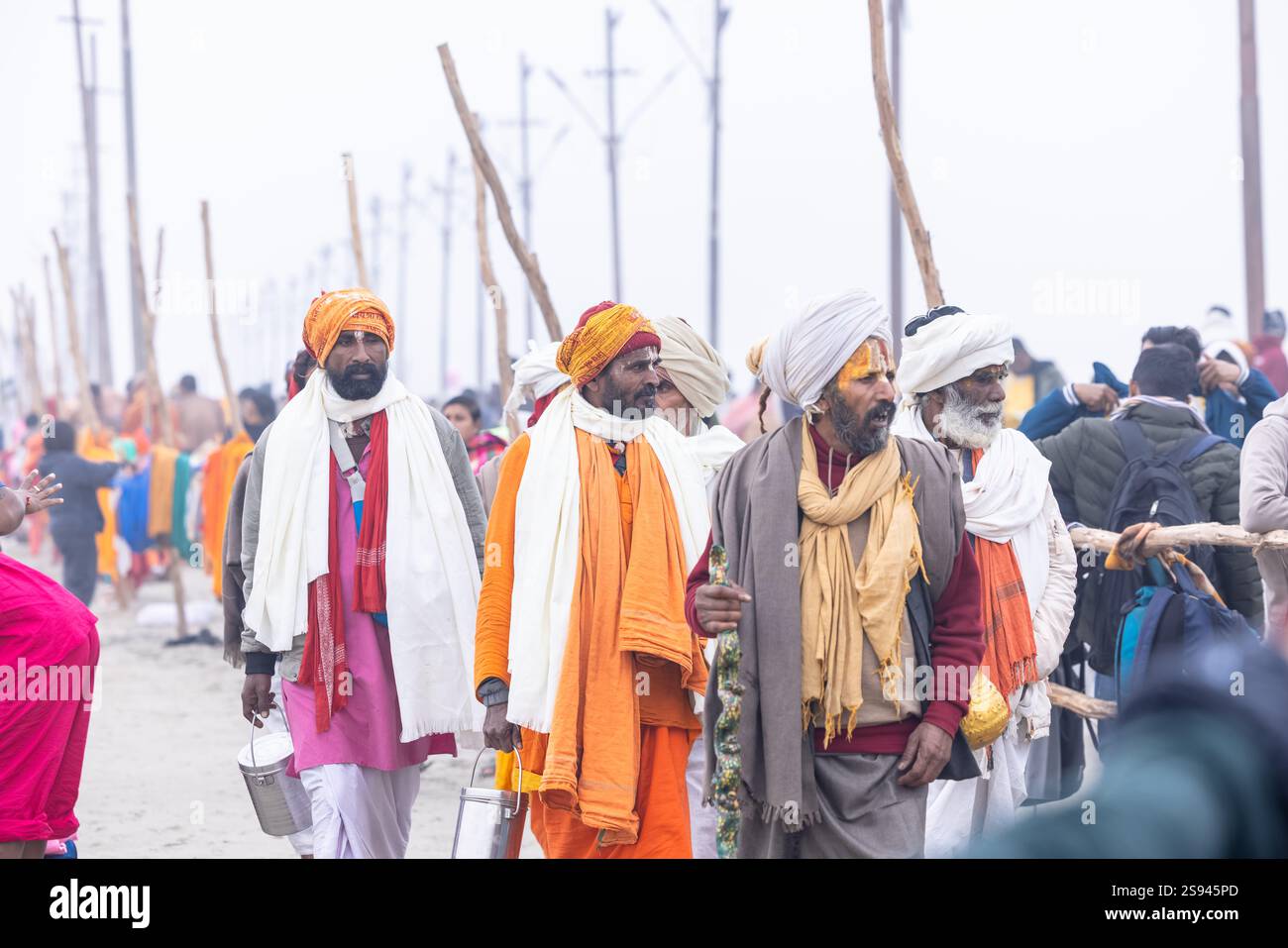 Mahakumbh, groupe de sadhu saints et de dévots marchant vers le fleuve ganga à sangam pour prendre le bain sacré pendant le sankranti makar à mahakumbh. Banque D'Images