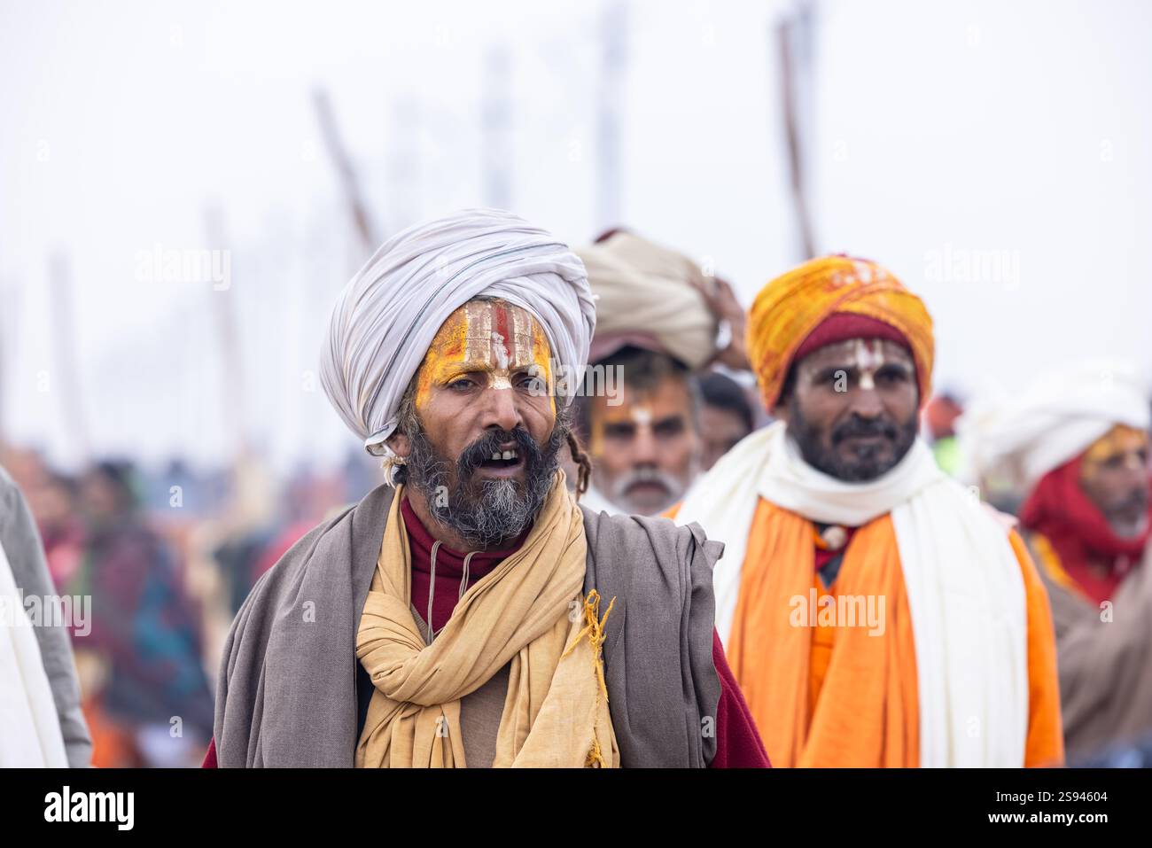 Mahakumbh, groupe de sadhu saints et de dévots marchant vers le fleuve ganga à sangam pour prendre le bain sacré pendant le sankranti makar à mahakumbh. Banque D'Images