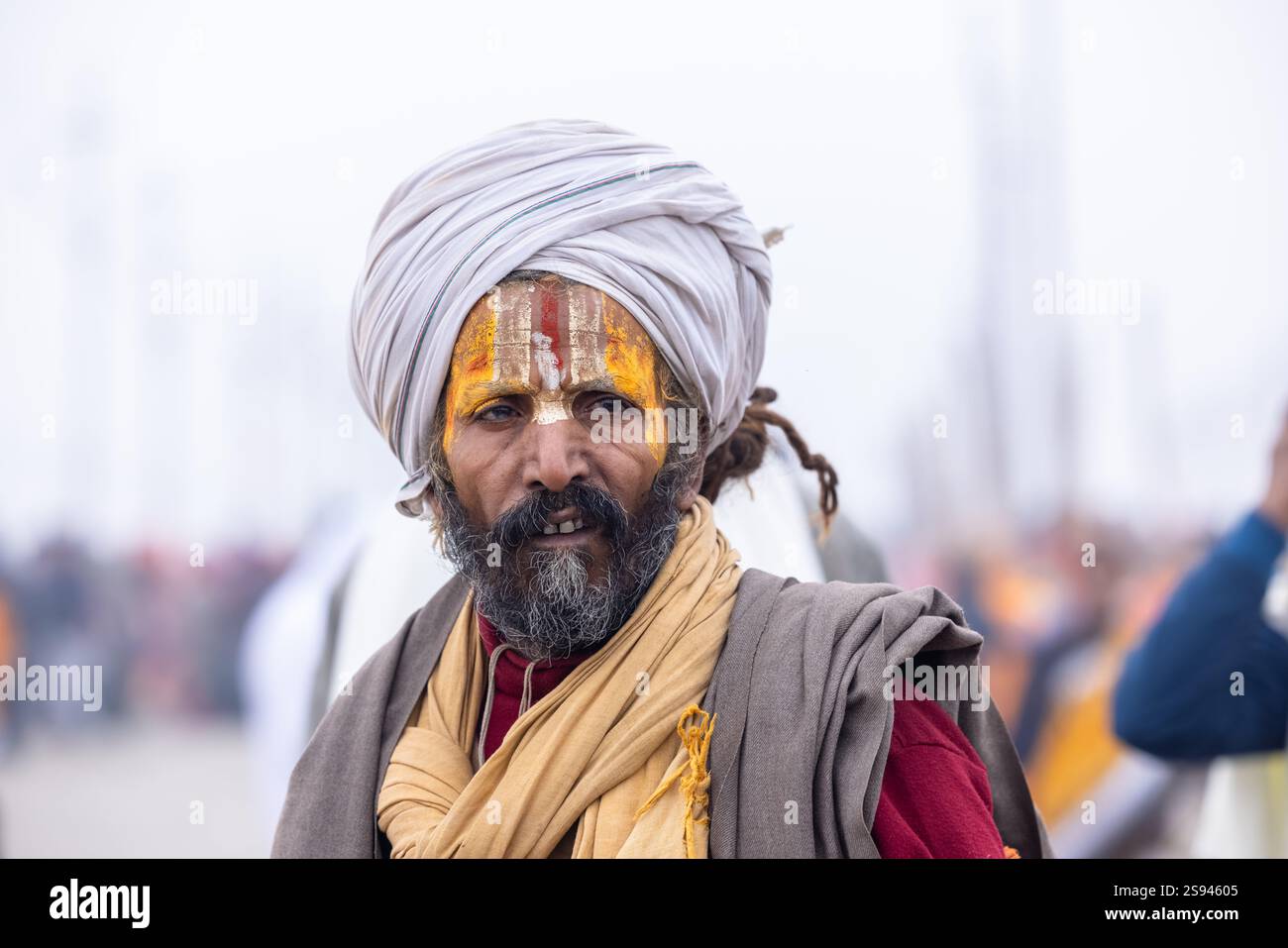 Mahakumbh, groupe de sadhu saints et de dévots marchant vers le fleuve ganga à sangam pour prendre le bain sacré pendant le sankranti makar à mahakumbh. Banque D'Images