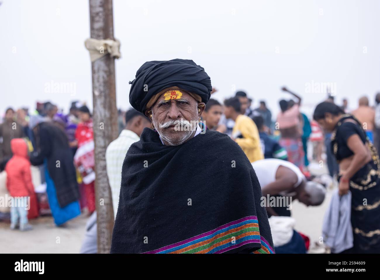 Mahakumbh, groupe de sadhu saints et de dévots marchant vers le fleuve ganga à sangam pour prendre le bain sacré pendant le sankranti makar à mahakumbh. Banque D'Images