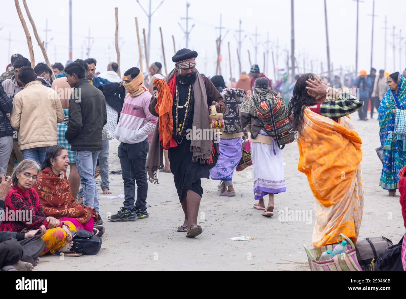 Mahakumbh, groupe de sadhu saints et de dévots marchant vers le fleuve ganga à sangam pour prendre le bain sacré pendant le sankranti makar à mahakumbh. Banque D'Images