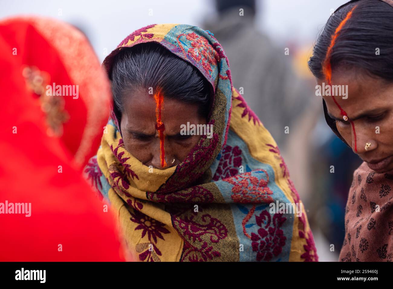 Mahakumbh, groupe de sadhu saints et de dévots marchant vers le fleuve ganga à sangam pour prendre le bain sacré pendant le sankranti makar à mahakumbh. Banque D'Images