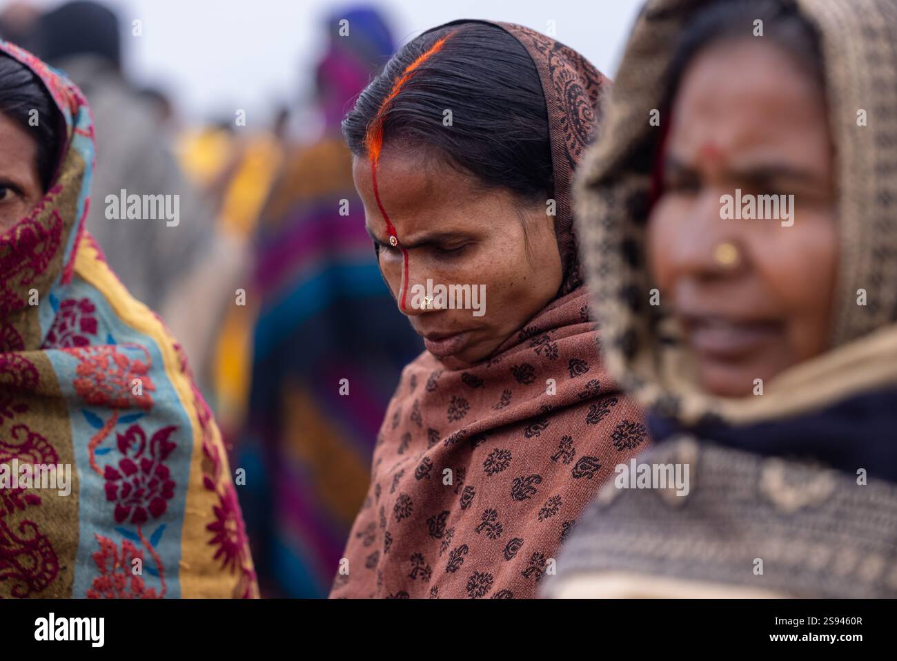 Mahakumbh, groupe de sadhu saints et de dévots marchant vers le fleuve ganga à sangam pour prendre le bain sacré pendant le sankranti makar à mahakumbh. Banque D'Images