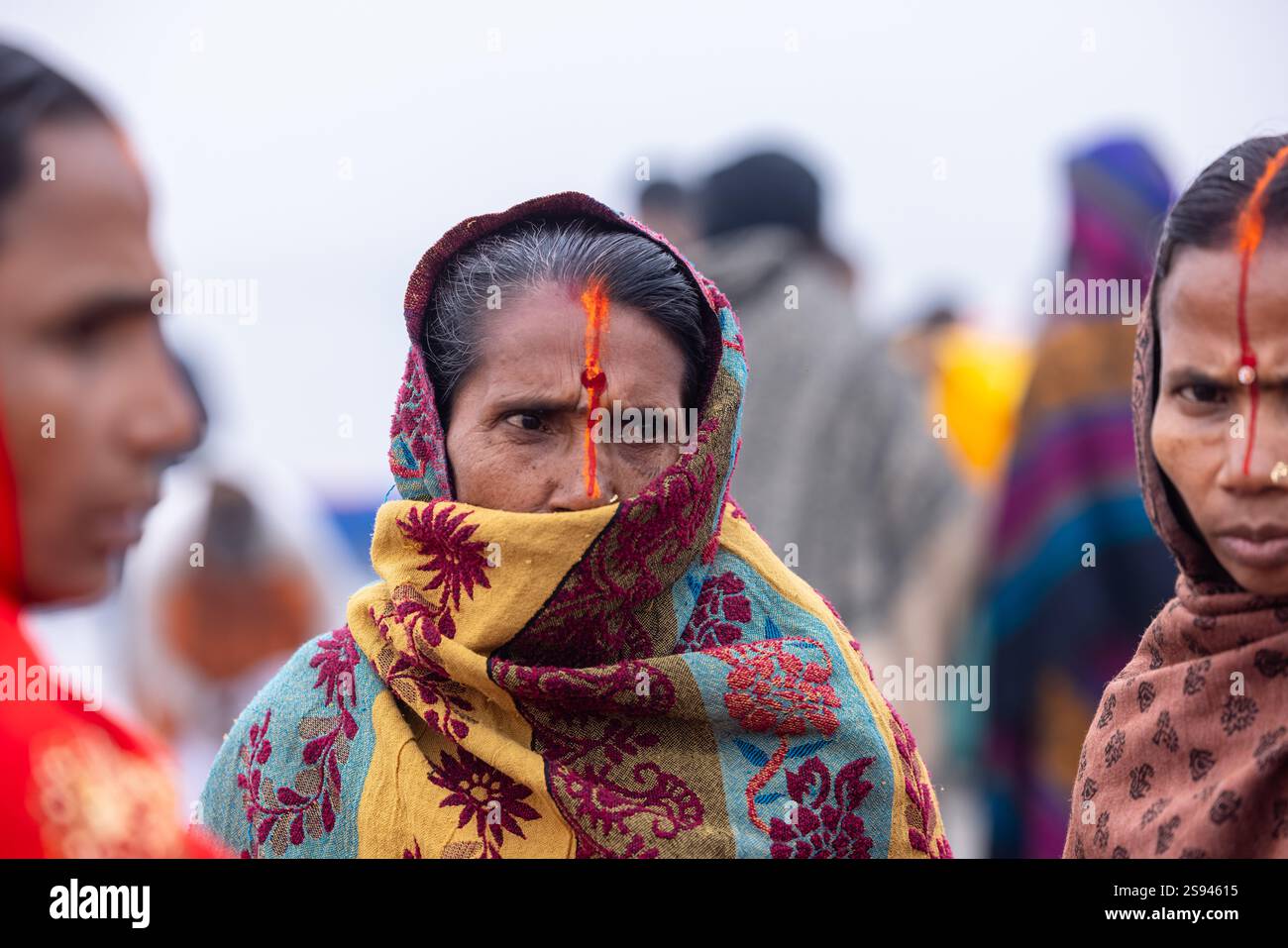 Mahakumbh, groupe de sadhu saints et de dévots marchant vers le fleuve ganga à sangam pour prendre le bain sacré pendant le sankranti makar à mahakumbh. Banque D'Images
