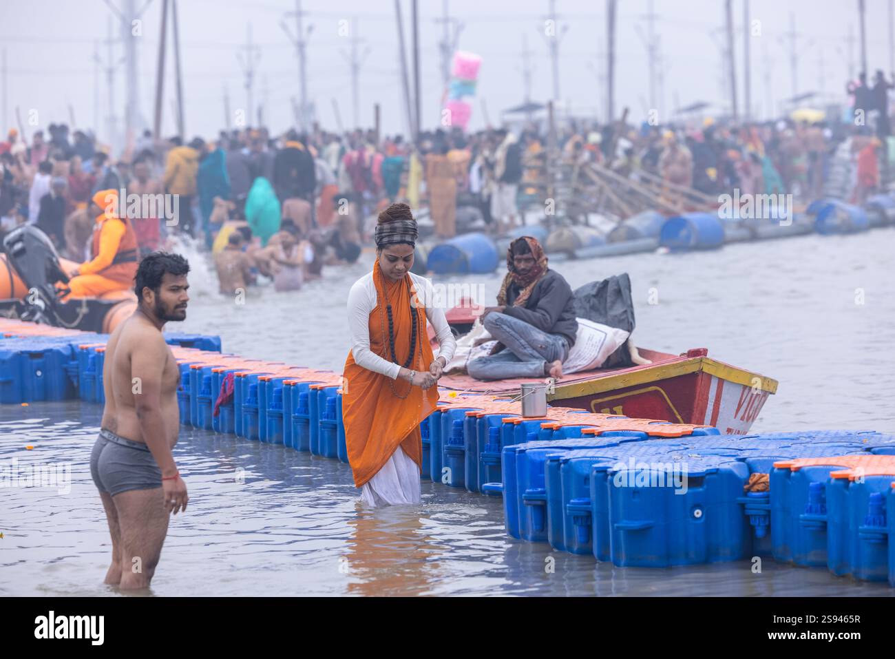 Mahakumbh, groupe de sadhu saints et de dévots marchant vers le fleuve ganga à sangam pour prendre le bain sacré pendant le sankranti makar à mahakumbh. Banque D'Images