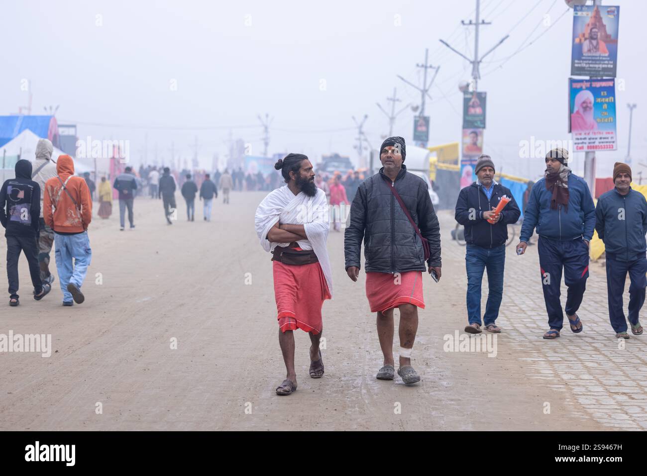 Mahakumbh, groupe de sadhu saints et de dévots marchant vers le fleuve ganga à sangam pour prendre le bain sacré pendant le sankranti makar à mahakumbh. Banque D'Images