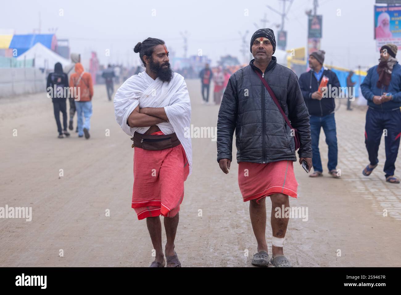 Mahakumbh, groupe de sadhu saints et de dévots marchant vers le fleuve ganga à sangam pour prendre le bain sacré pendant le sankranti makar à mahakumbh. Banque D'Images