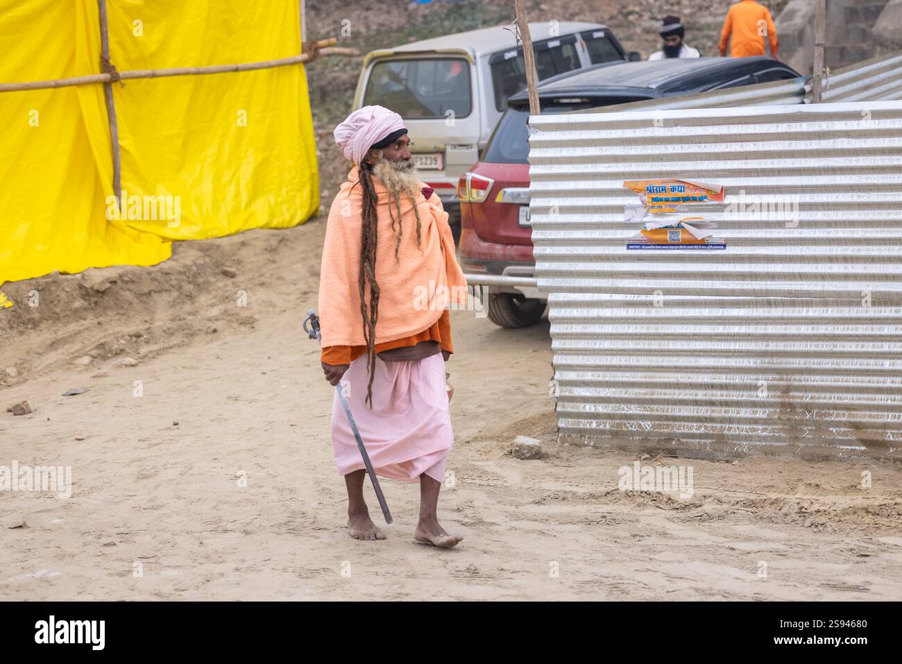 Mahakumbh, groupe de sadhu saints et de dévots marchant vers le fleuve ganga à sangam pour prendre le bain sacré pendant le sankranti makar à mahakumbh. Banque D'Images