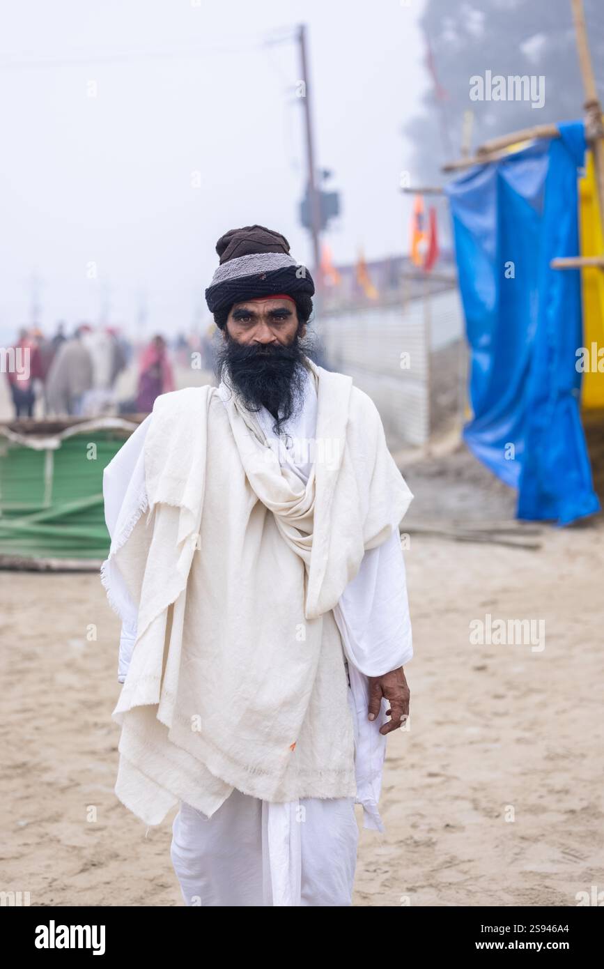 Mahakumbh, groupe de sadhu saints et de dévots marchant vers le fleuve ganga à sangam pour prendre le bain sacré pendant le sankranti makar à mahakumbh. Banque D'Images