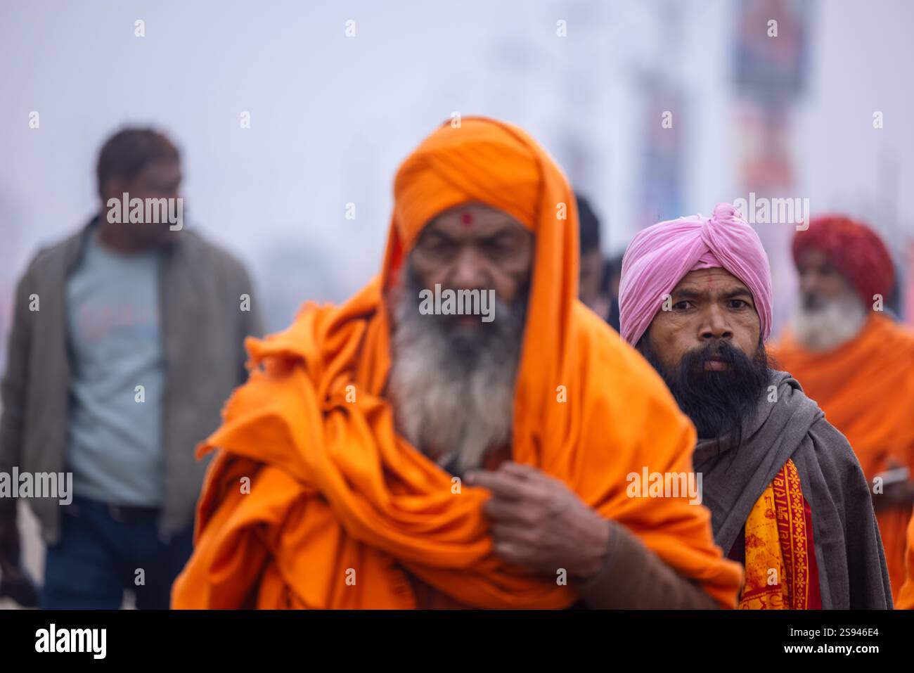 Mahakumbh, groupe de sadhu saints et de dévots marchant vers le fleuve ganga à sangam pour prendre le bain sacré pendant le sankranti makar à mahakumbh. Banque D'Images