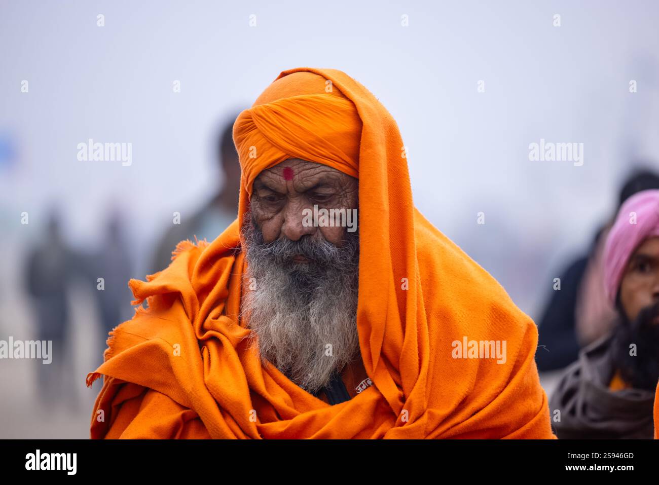 Mahakumbh, groupe de sadhu saints et de dévots marchant vers le fleuve ganga à sangam pour prendre le bain sacré pendant le sankranti makar à mahakumbh. Banque D'Images
