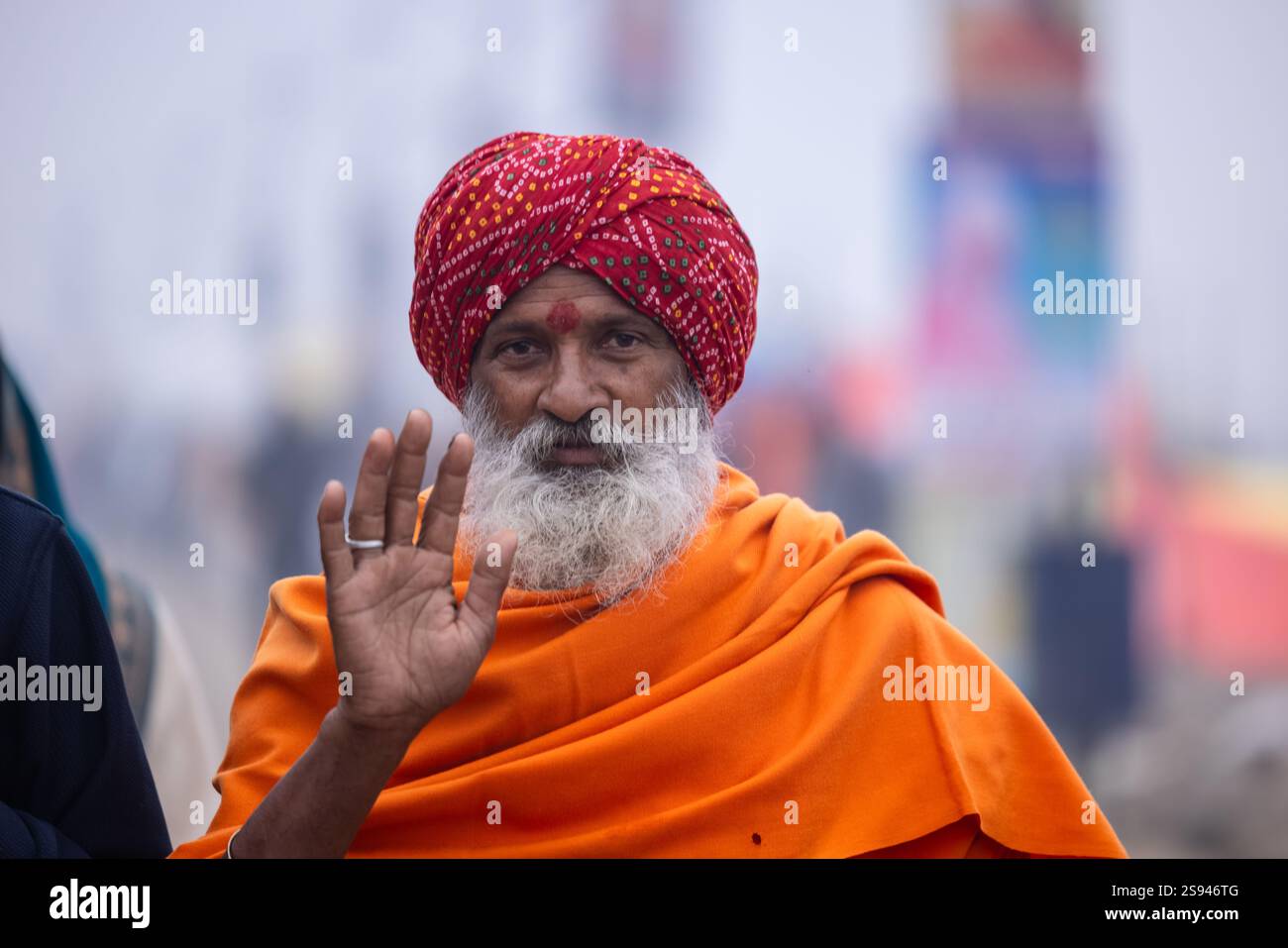 Mahakumbh, groupe de sadhu saints et de dévots marchant vers le fleuve ganga à sangam pour prendre le bain sacré pendant le sankranti makar à mahakumbh. Banque D'Images