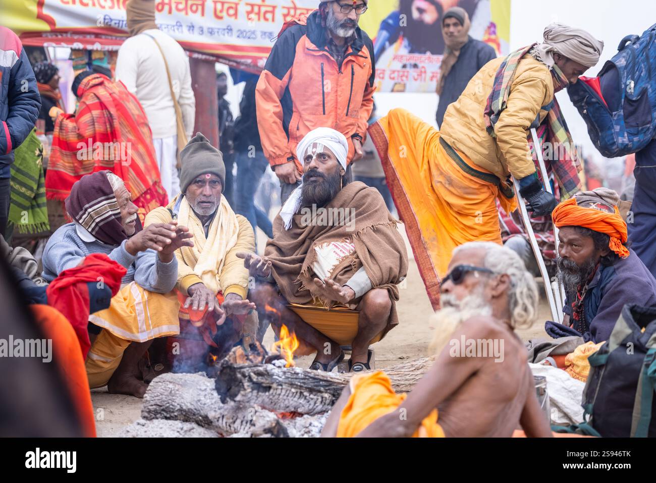 Mahakumbh, groupe de sadhu saints et de dévots marchant vers le fleuve ganga à sangam pour prendre le bain sacré pendant le sankranti makar à mahakumbh. Banque D'Images