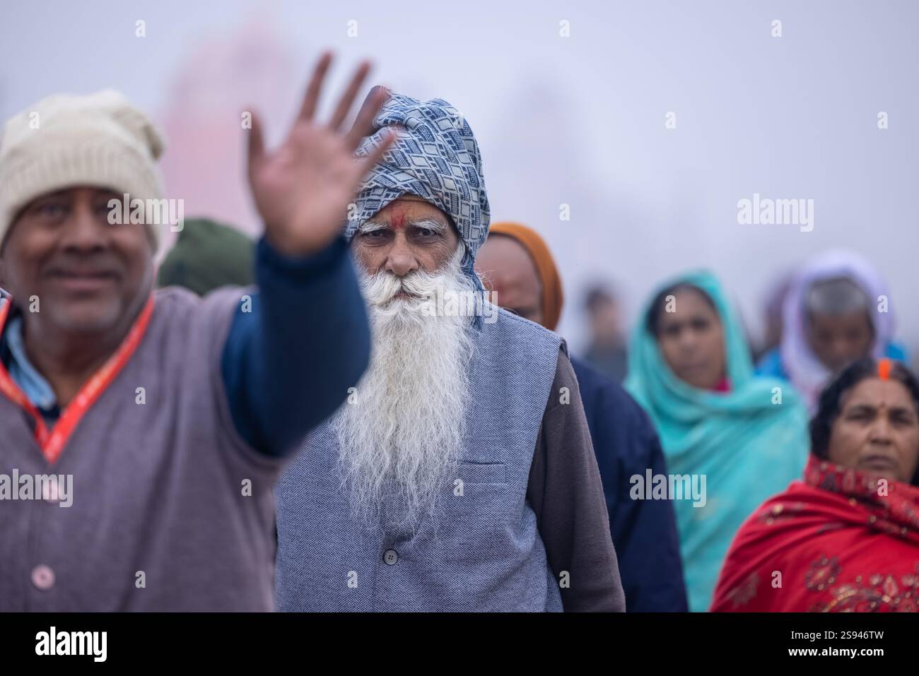Mahakumbh, groupe de sadhu saints et de dévots marchant vers le fleuve ganga à sangam pour prendre le bain sacré pendant le sankranti makar à mahakumbh. Banque D'Images