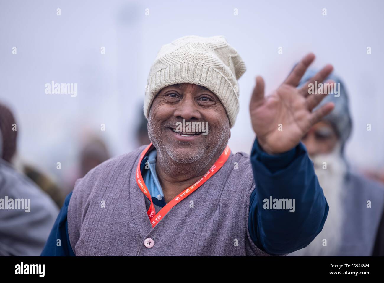 Mahakumbh, groupe de sadhu saints et de dévots marchant vers le fleuve ganga à sangam pour prendre le bain sacré pendant le sankranti makar à mahakumbh. Banque D'Images