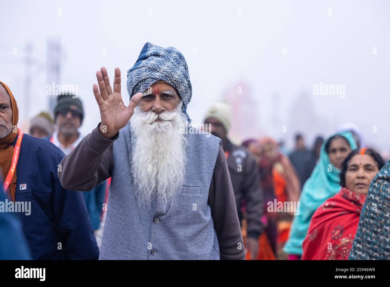 Mahakumbh, groupe de sadhu saints et de dévots marchant vers le fleuve ganga à sangam pour prendre le bain sacré pendant le sankranti makar à mahakumbh. Banque D'Images