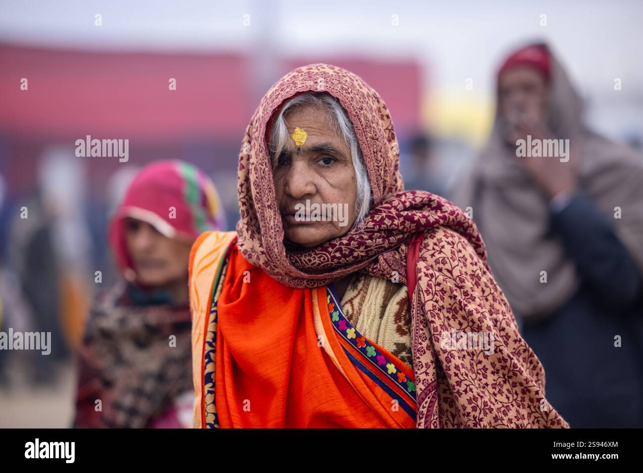 Mahakumbh, groupe de sadhu saints et de dévots marchant vers le fleuve ganga à sangam pour prendre le bain sacré pendant le sankranti makar à mahakumbh. Banque D'Images