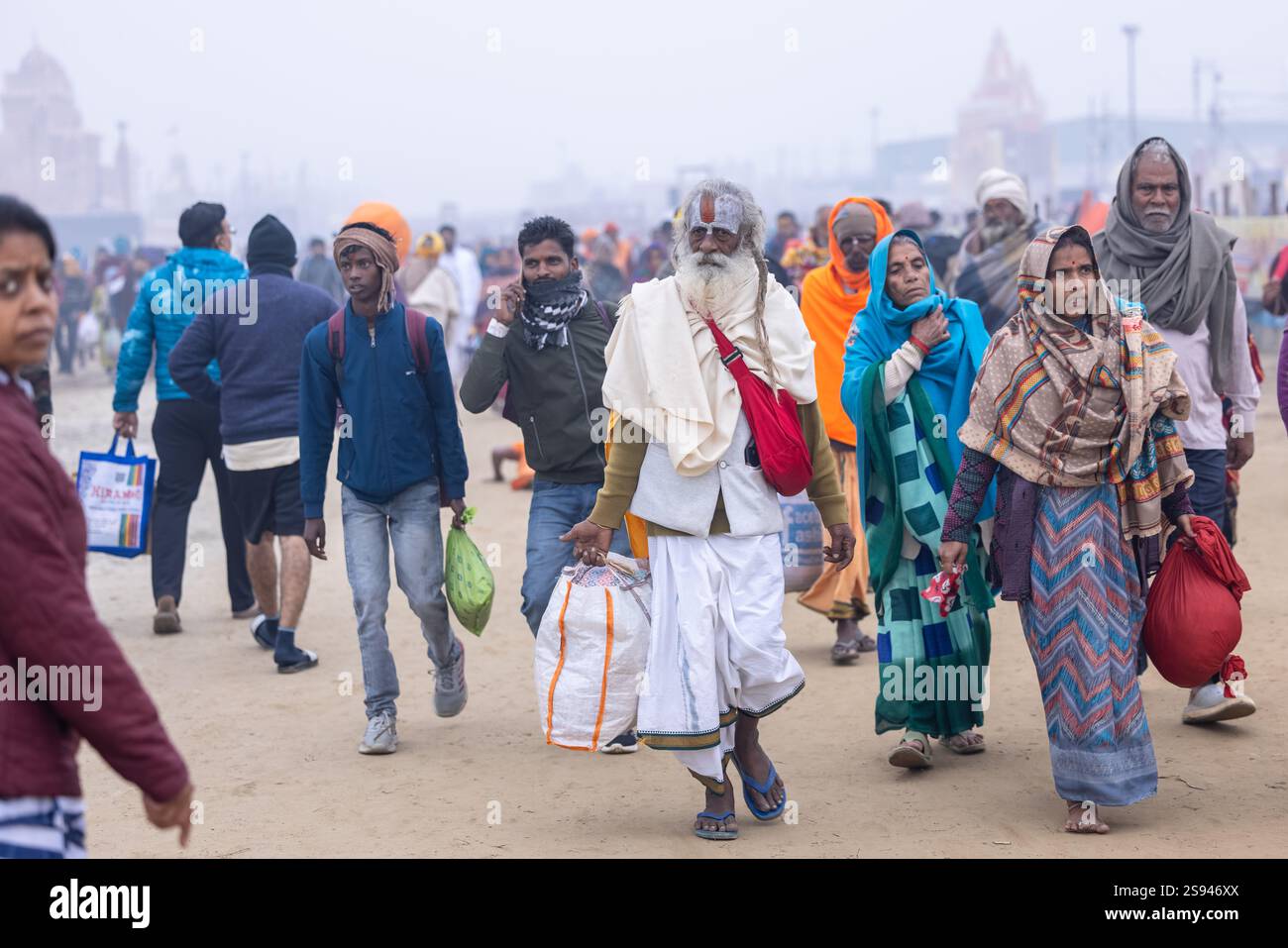Mahakumbh, groupe de sadhu saints et de dévots marchant vers le fleuve ganga à sangam pour prendre le bain sacré pendant le sankranti makar à mahakumbh. Banque D'Images