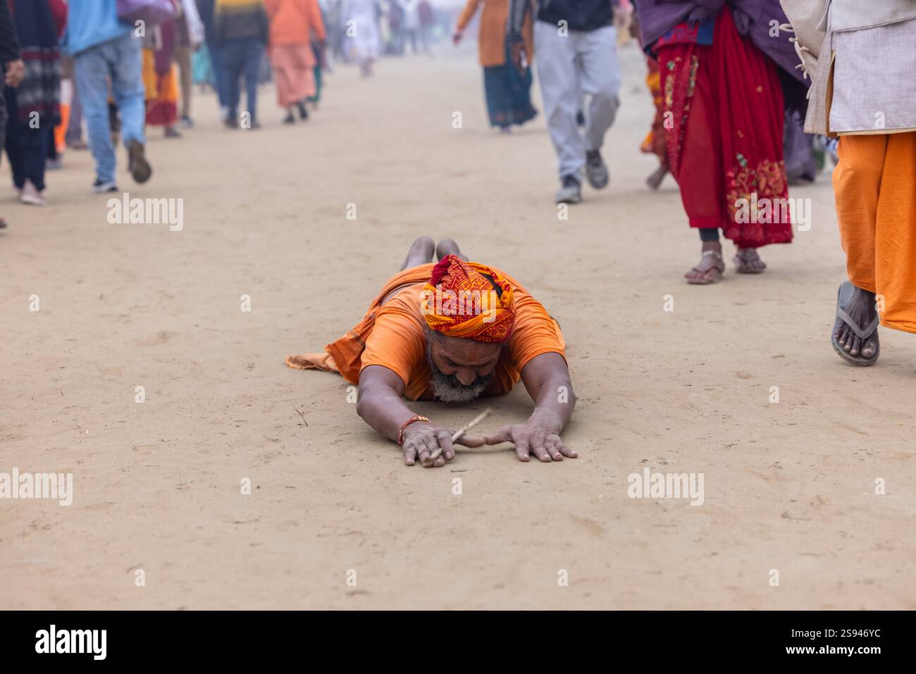 Mahakumbh, groupe de sadhu saints et de dévots marchant vers le fleuve ganga à sangam pour prendre le bain sacré pendant le sankranti makar à mahakumbh. Banque D'Images