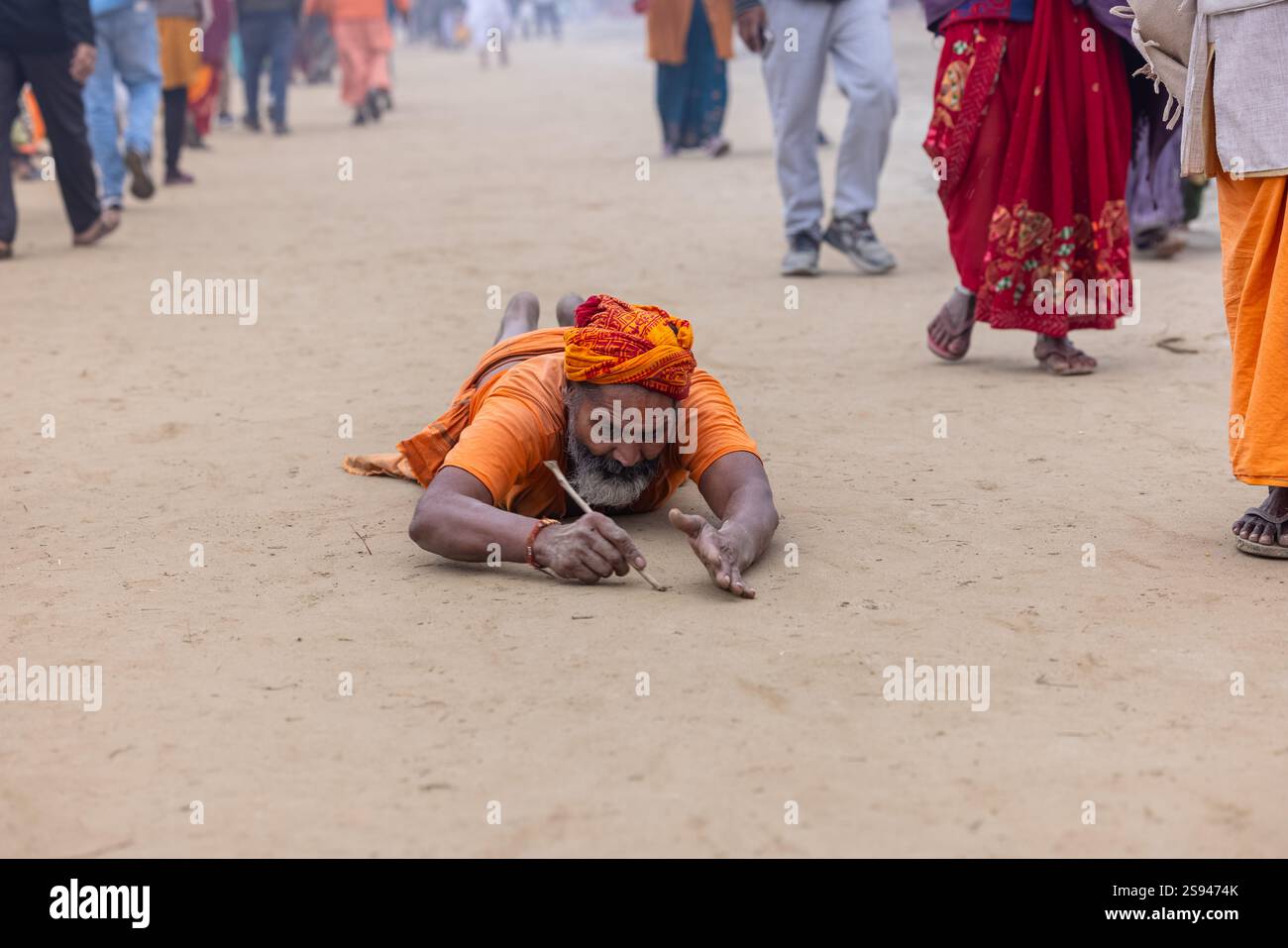 Mahakumbh, groupe de sadhu saints et de dévots marchant vers le fleuve ganga à sangam pour prendre le bain sacré pendant le sankranti makar à mahakumbh. Banque D'Images