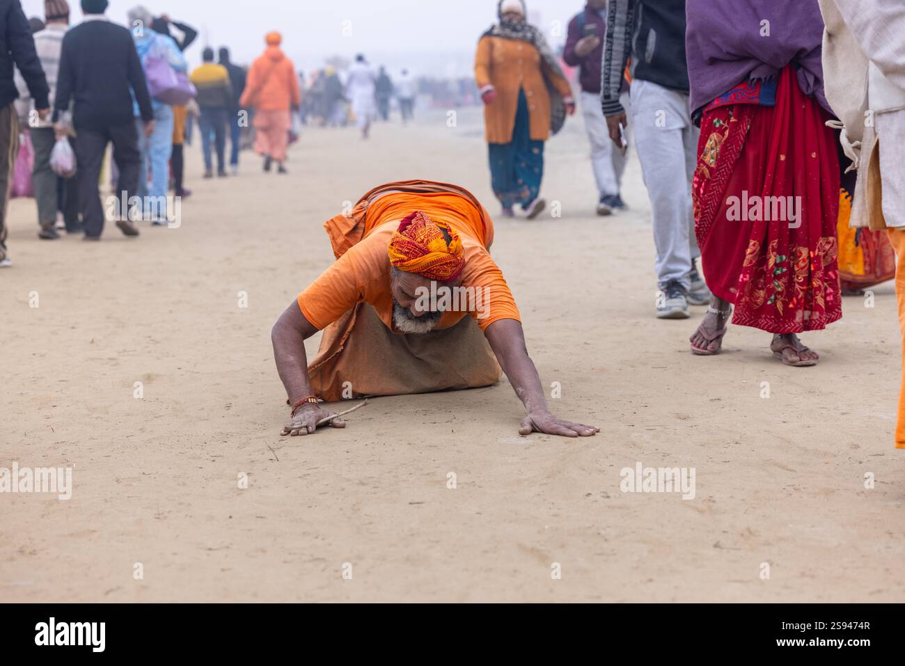 Mahakumbh, groupe de sadhu saints et de dévots marchant vers le fleuve ganga à sangam pour prendre le bain sacré pendant le sankranti makar à mahakumbh. Banque D'Images