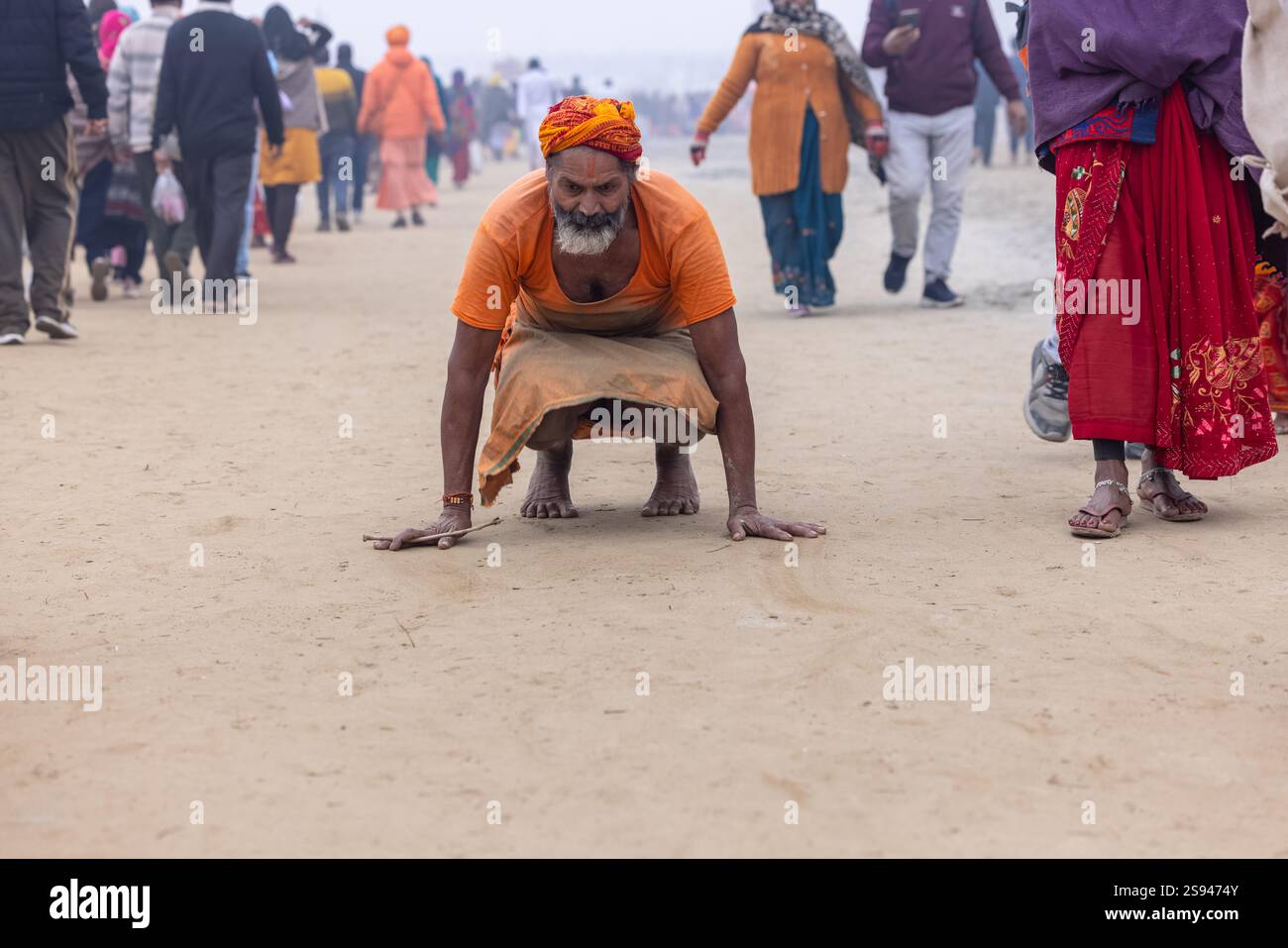 Mahakumbh, groupe de sadhu saints et de dévots marchant vers le fleuve ganga à sangam pour prendre le bain sacré pendant le sankranti makar à mahakumbh. Banque D'Images