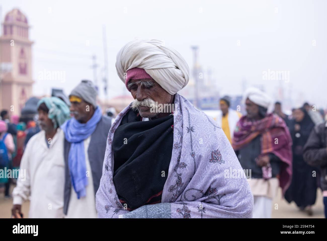 Mahakumbh, groupe de sadhu saints et de dévots marchant vers le fleuve ganga à sangam pour prendre le bain sacré pendant le sankranti makar à mahakumbh. Banque D'Images